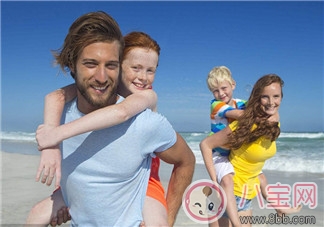 汪涵愛妻楊樂樂牽3歲小沐沐出行 國慶節(jié)出行小心孩子安全隱患 汪涵愛妻楊樂樂牽3歲小沐沐出行 國慶節(jié)出行小心孩子安全隱患