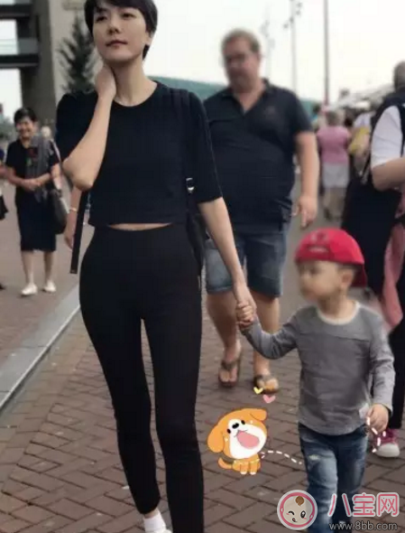 汪涵愛妻楊樂樂牽3歲小沐沐出行 國慶節(jié)出行小心孩子安全隱患 汪涵愛妻楊樂樂牽3歲小沐沐出行 國慶節(jié)出行小心孩子安全隱患