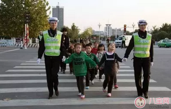 汪涵愛妻楊樂樂牽3歲小沐沐出行 國慶節(jié)出行小心孩子安全隱患 汪涵愛妻楊樂樂牽3歲小沐沐出行 國慶節(jié)出行小心孩子安全隱患