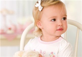 寶寶吃飯時爸爸的這個舉動 險些讓他送命！