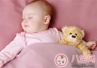 星二代睡姿誰錯了？馨爺鎖喉阿拉蕾凹造型