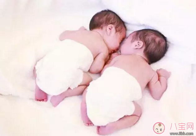 星二代睡姿誰錯了？馨爺鎖喉阿拉蕾凹造型