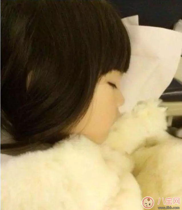 星二代睡姿誰錯了？馨爺鎖喉阿拉蕾凹造型