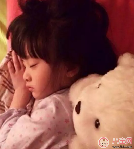 星二代睡姿誰錯了？馨爺鎖喉阿拉蕾凹造型