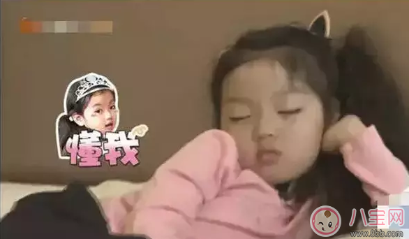 星二代睡姿誰錯了？馨爺鎖喉阿拉蕾凹造型