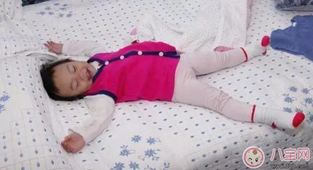 星二代睡姿誰錯了？馨爺鎖喉阿拉蕾凹造型