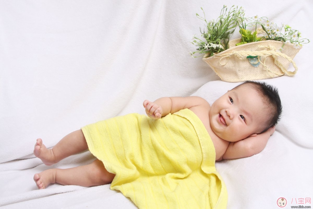 星二代睡姿誰錯了？馨爺鎖喉阿拉蕾凹造型