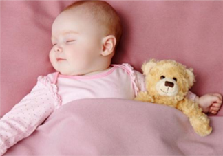 星二代睡姿誰錯了？馨爺鎖喉阿拉蕾凹造型