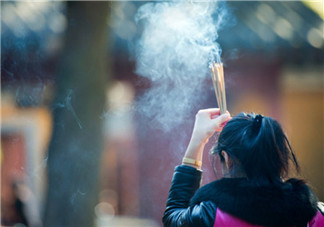 鬼月適合廟里燒香嗎 鬼月燒香注意事項(xiàng)有哪些