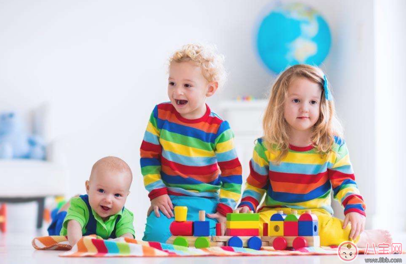 玩積木對(duì)孩子的智力開發(fā)大 怎么帶孩子玩積木