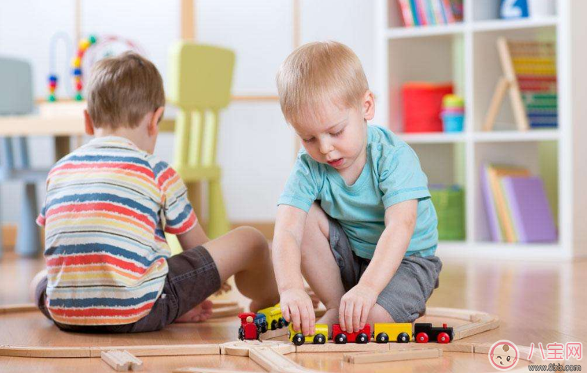 玩積木對(duì)孩子的智力開發(fā)大 怎么帶孩子玩積木