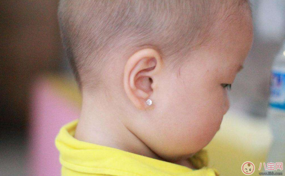 黃多多吃飯超享受 網(wǎng)友卻只關(guān)注她帶耳釘和choker