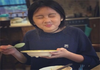 黃多多吃飯超享受 網(wǎng)友卻只關(guān)注她帶耳釘和choker