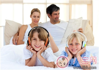 賈靜雯頻繁曬娃遭網(wǎng)友批不安全 賈靜雯頻繁曬娃遭網(wǎng)友批不安全