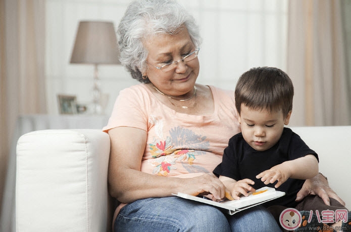 老人帶孩子好不好 老人帶娃說的這些話會毀了孩子