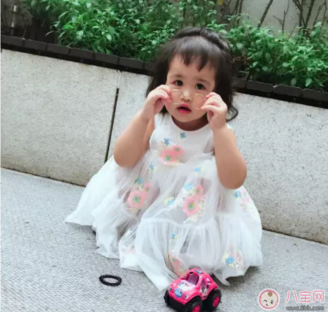 包貝爾罵哭女兒，只因她亂扔?xùn)|西！怎么管才好？