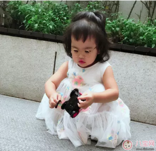 包貝爾罵哭女兒，只因她亂扔?xùn)|西！怎么管才好？