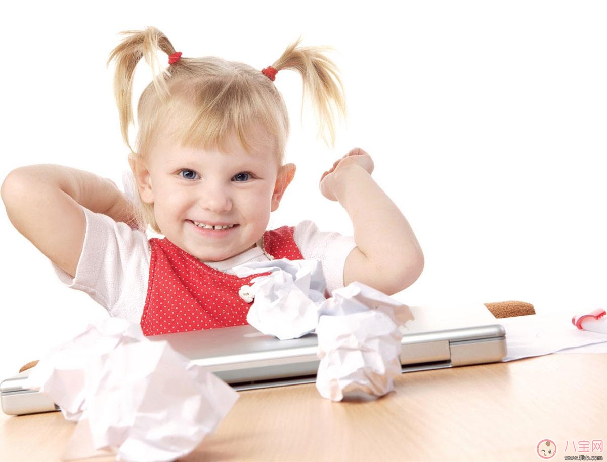 包貝爾罵哭女兒，只因她亂扔?xùn)|西！怎么管才好？