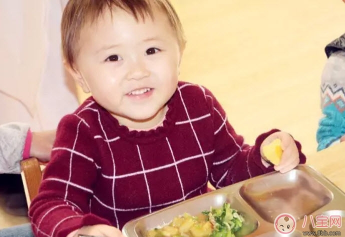 寶寶吃不慣幼兒園的飯?jiān)趺崔k 如何培養(yǎng)孩子的吃飯習(xí)慣