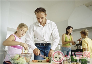 親子互動(dòng)  享受和孩子一起做飯