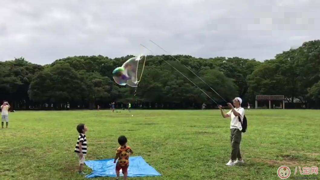 鄧超哄娃新招帶孩子吹超大泡泡 帶孩子吹泡泡怎么玩好 鄧超哄娃新招帶孩子吹超大泡泡 帶孩子吹泡泡怎么玩好