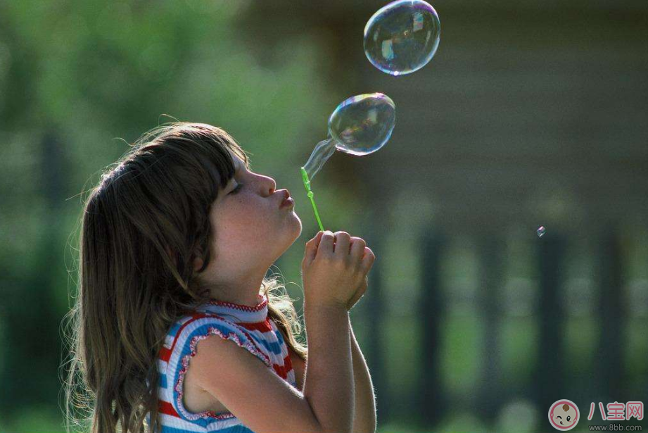 鄧超哄娃新招帶孩子吹超大泡泡 帶孩子吹泡泡怎么玩好 鄧超哄娃新招帶孩子吹超大泡泡 帶孩子吹泡泡怎么玩好