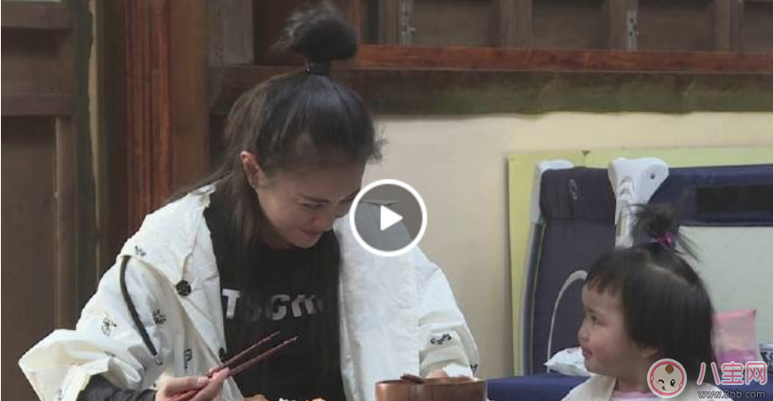 包文婧與餃子逐漸熟絡(luò)  手指受傷餃子擔(dān)心哭不停