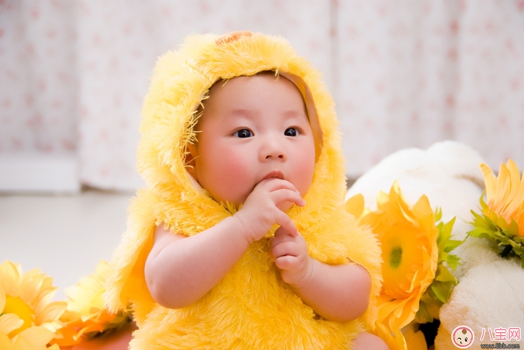 寶寶口腔期要滿(mǎn)足寶吸吮手指的習(xí)慣