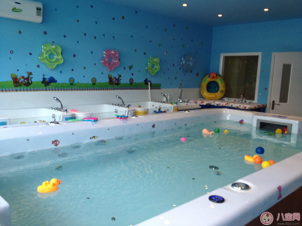 咘咘和Bo妞游泳 寶寶室內(nèi)游泳的好處 咘咘和Bo妞游泳 寶寶室內(nèi)游泳的好處