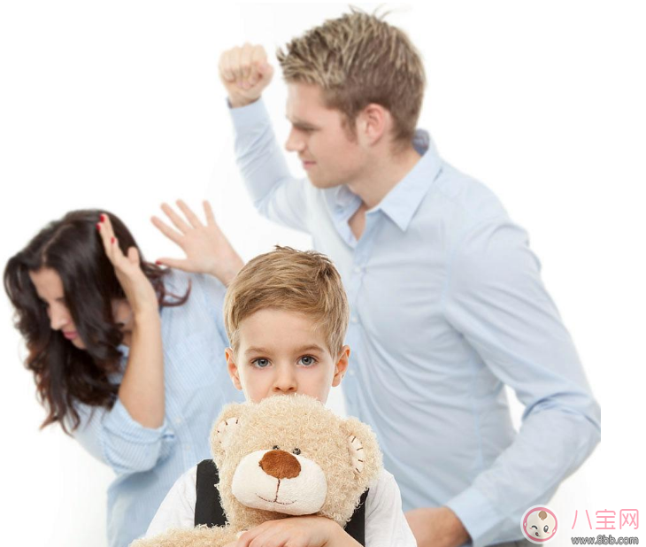 父母這些行為在潛移默化中影響著孩子 生活中這些細節(jié)要注意