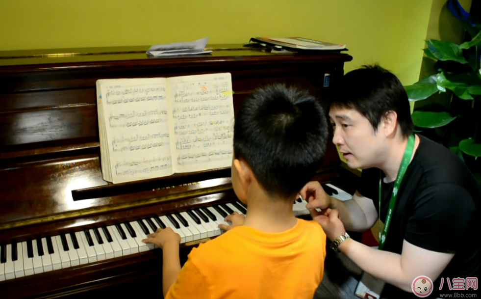 小魚兒彈奏鋼琴有模有樣 孩子學(xué)鋼琴到底好不好 小魚兒彈奏鋼琴有模有樣 孩子學(xué)鋼琴到底好不好