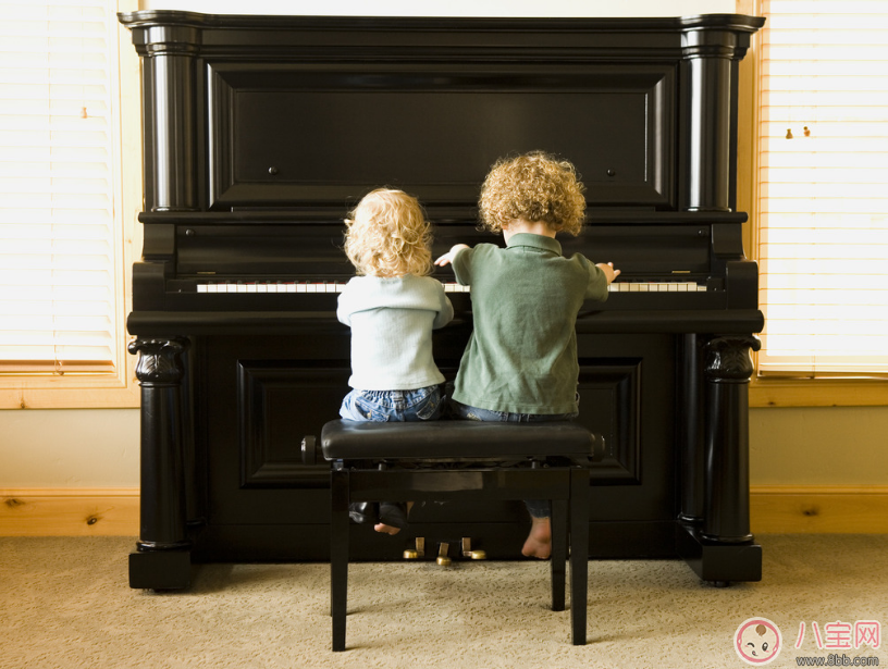小魚兒彈奏鋼琴有模有樣 孩子學(xué)鋼琴到底好不好 小魚兒彈奏鋼琴有模有樣 孩子學(xué)鋼琴到底好不好