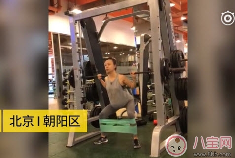 9個月孕媽舉杠鈴做深蹲 孕晚期能做哪些運動 9個月孕媽舉杠鈴做深蹲 孕晚期能做哪些運動