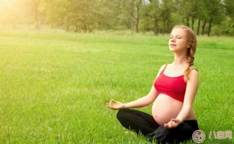 9個月孕媽舉杠鈴做深蹲 孕晚期能做哪些運動 9個月孕媽舉杠鈴做深蹲 孕晚期能做哪些運動