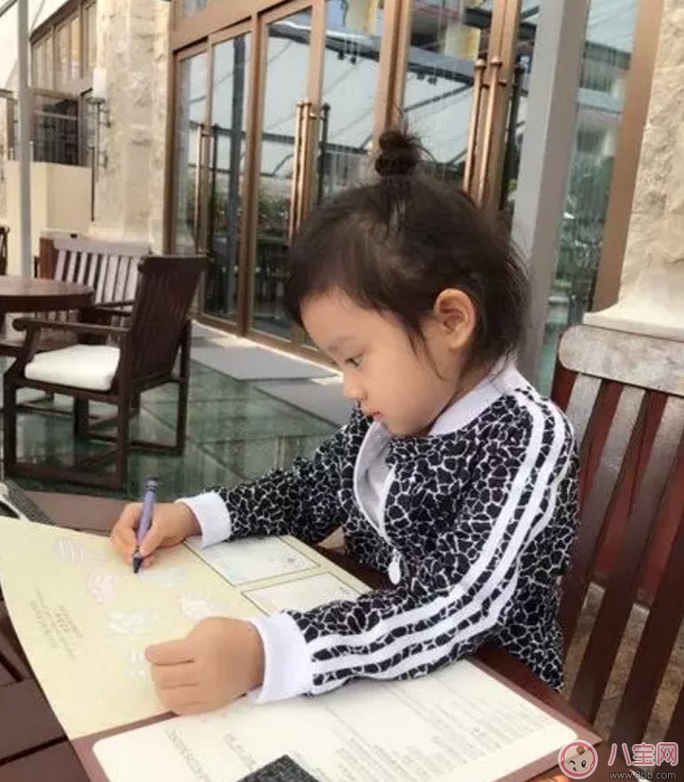 甜馨認真畫簡筆畫 簡筆畫的入門畫法 甜馨認真畫簡筆畫 簡筆畫的入門畫法