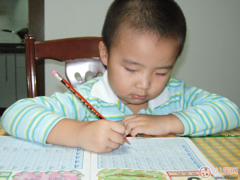 孩子喜歡寫小說(shuō)怎么辦 如何正確引導(dǎo)孩子寫小說(shuō)