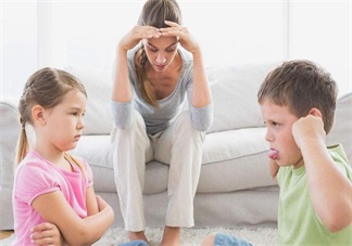 家長孩子的面撿別人的手機 父母的一言一行都會影響孩子