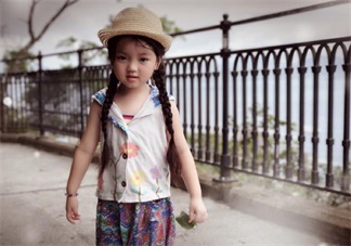 萌寶阿拉蕾垃圾丟進垃圾桶 孩子環(huán)境意識從小培養(yǎng)