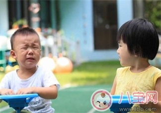 孩子在幼兒園總是哭怎么辦     怎么對(duì)付孩子在幼兒園哭鬧的行為