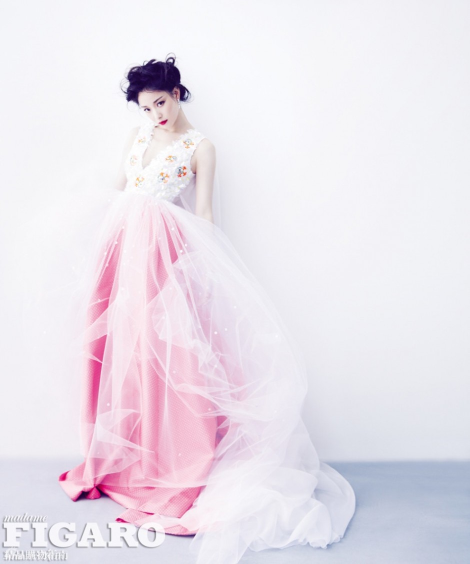 倪妮性感造型登雜志封面 紅唇雪肌顯美艷風(fēng)情