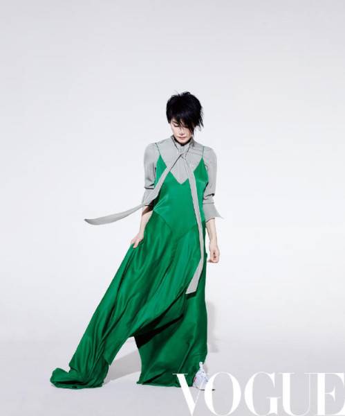 王菲登《Vogue》雜志封面 翩然起舞靈動十足