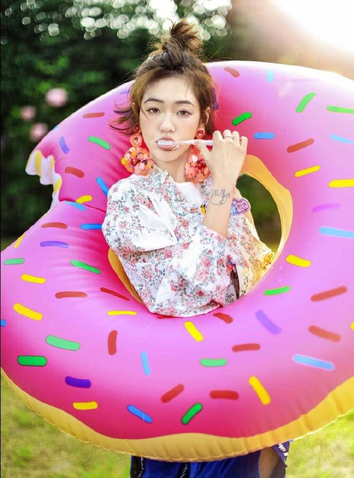 &ldquo;康熙&rdquo;再聚首 小S蔡康永合體登時(shí)尚雜志封面