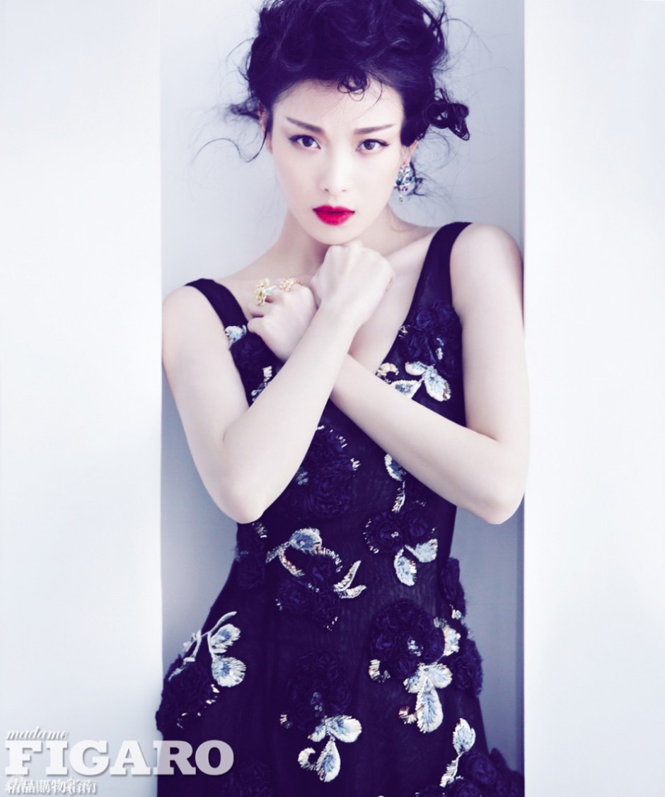 倪妮性感造型登雜志封面 紅唇雪肌顯美艷風(fēng)情