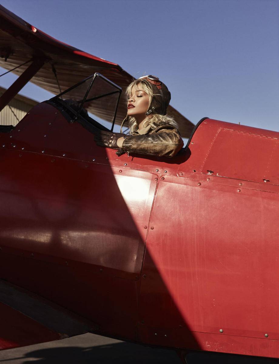 蕾哈娜登雜志封面 化身金發(fā)飛行員火力全開