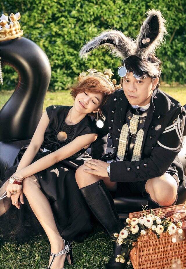 &ldquo;康熙&rdquo;再聚首 小S蔡康永合體登時(shí)尚雜志封面