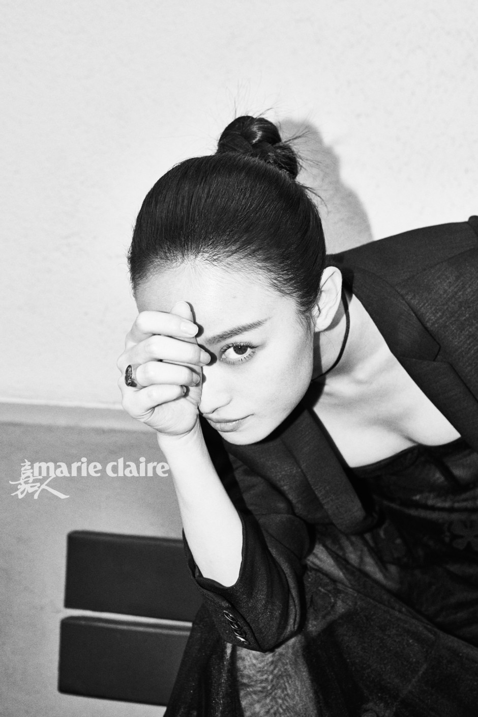 倪妮雜志封面大片玩轉(zhuǎn)冷酷風(fēng) 深情高冷張力十足