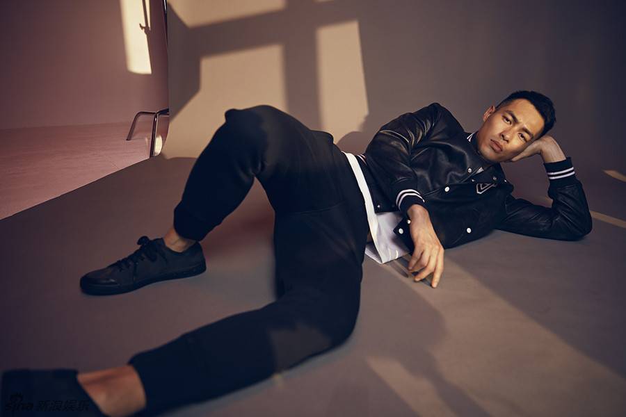 楊祐寧時(shí)尚雜志封面曝光 裸身西裝8塊腹肌撩人