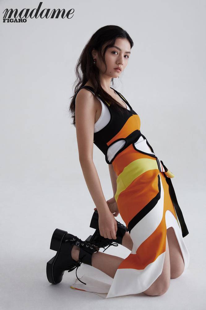 金像獎影后春夏登雜志開年封面 演繹靈動少女專屬魅力