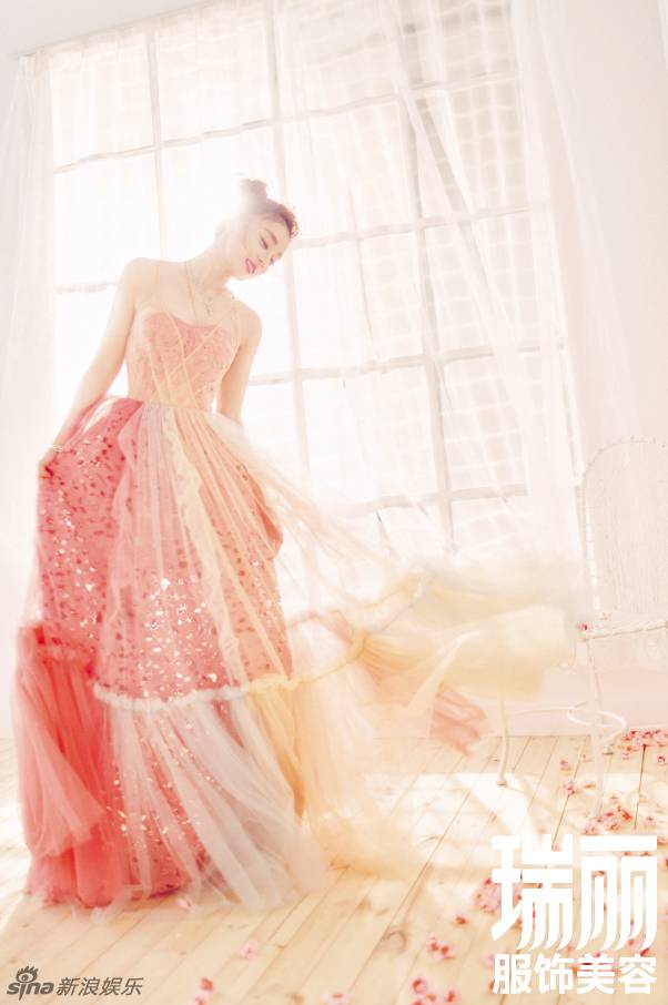 袁姍姍登《瑞麗》雜志封面 甜美俏皮上演美食誘惑