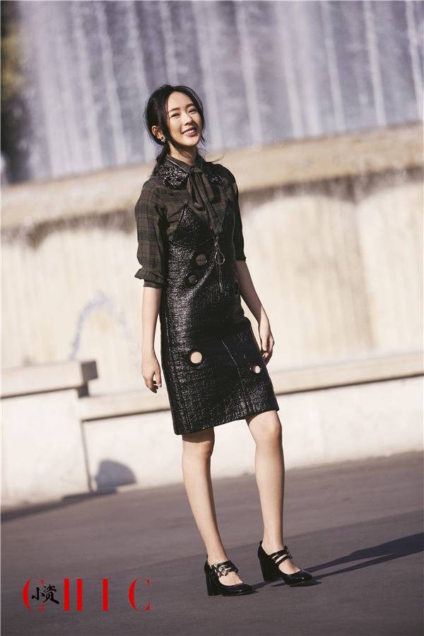 影星童瑤雜志寫真曝光 俏皮時髦眼神撩人